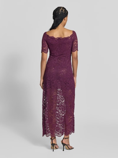 Frauenmodel trägt Maxikleid mit Allover-Spitzenbesatz von Rabanne in Bordeaux, elastischer Material-Mix, Rückenansicht, Ganzkörperansicht Rückansicht.