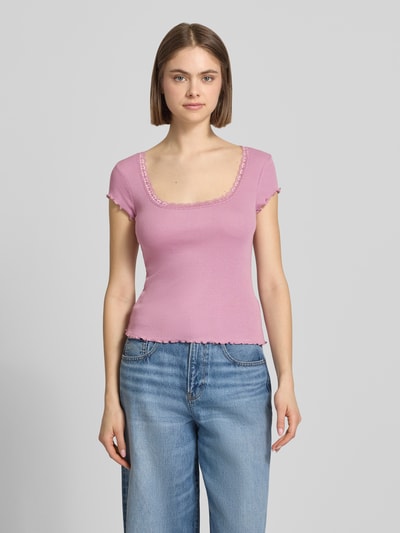 Frauenmodel trägt Slim Fit T-Shirt aus Viskose-Mix mit Spitzenbesatz von Review in Rosa, Rundhalsausschnitt, Ganzkörperansicht von vorne.