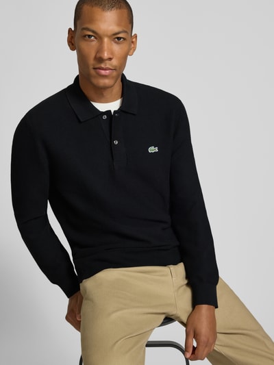 Männermodel trägt Regular Fit Poloshirt aus reiner Baumwolle von Lacoste, schwarz, glatte Struktur, Herren Poloshirt, Nahaufnahme Oberkörper