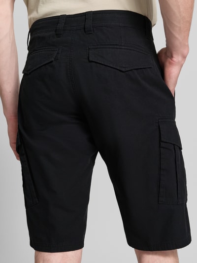 Männermodel trägt Relaxed Fit Cargoshorts aus reiner Baumwolle von s.Oliver BLACK LABEL, Optik: Unifarben, Ganzkörperansicht Rückansicht.