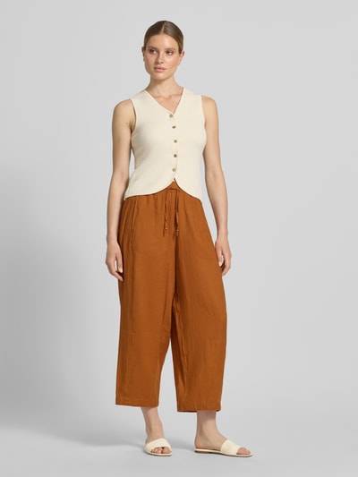 Frauenmodel trägt Leinenhose in verkürzter Passform mit elastischem Bund von Christian Berg Woman, Damen, Reines Leinen, Wide Leg, Tunnelzug, Ganzkörperansicht von vorne.