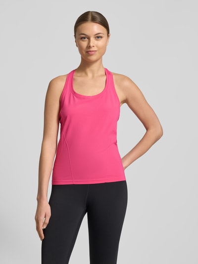 Frauenmodel trägt Slim Fit Top mit Rundhalsausschnitt Modell 'Feather' von Fabletics aus Elastischer-Material-Mix in Pink, ärmelloses Design, Rückenlänge bei Größe S 55 cm, Ganzkörperansicht von vorne.