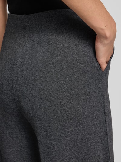 Vrouwenmodel draagt Wide Leg broek met elastische band van ARMEDANGELS in antraciet met gladde textuur, detailopname heup.