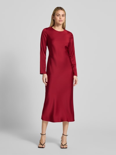 Frauenmodel trägt Midikleid aus Satin von Emporio Armani in Dunkelrot, körpernahe Passform, Rundhalsausschnitt, Ganzkörperansicht von vorne.