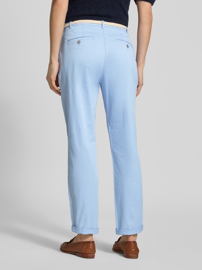 Frauenmodel trägt Casual Fit Chino mit Baumwoll-Anteil von Christian Berg Woman in Hellblau mit Gürtel, Gesäßtaschen, verkürzt, Ganzkörperansicht Rückansicht.