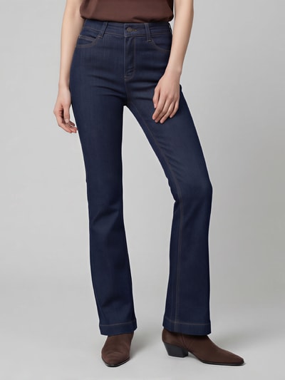 Frauenmodel trägt dunkelblaue Bootcut Jeans aus Baumwoll-Mix Modell 'DREAM BOOT' von MAC, Damen Bootcut-Jeans, Ganzkörperansicht von vorne.
