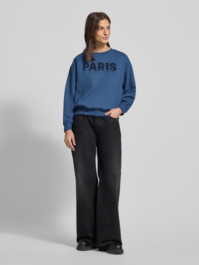 Frauenmodel trägt Regular Fit Sweatshirt aus Baumwoll-Mix von Tom Tailor Denim in Unifarben, Motiv-Print, Crew Neck, Ganzkörperansicht von vorne.