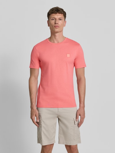 Männermodel trägt Regular Fit T-Shirt aus reiner Baumwolle Modell 'TALES' von BOSS Orange, Optik: Unifarben, Label-Patch, Rundhals, Kurzarm, Materialverarbeitung: Jersey, Herren T-Shirt, Ganzkörperansicht von vorne.