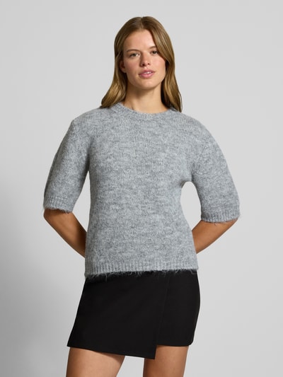 Vrouwenmodel draagt pullover met 1/2-mouwen Model 'SUTTON' van NOISY MAY®, materiaalmix met wol, regular fit, ronde hals, zwart-grijs, geheelvooraanzicht.