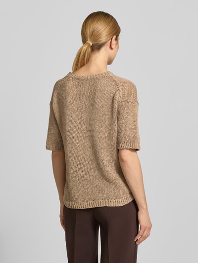 Frauenmodel trägt Boxy Fit Pullover aus Baumwoll-Mix von Marc O'Polo, Optik: Unifarben, Passform: Boxy-Fit, Grobstrick, Ganzkörperansicht Rückansicht.