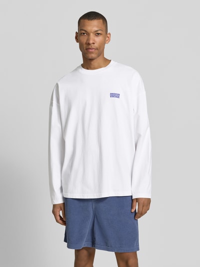 Männermodel trägt Longsleeve mit Logo-Print Modell 'GIXY' von American Vintage aus Reine Baumwolle, Weiß, Loose-Fit, Rundhalsausschnitt, Ganzkörperansicht von vorne