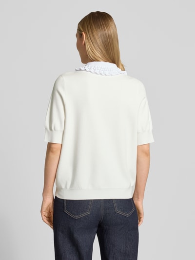 Frauenmodel trägt Regular Fit Pullover aus Viskose-Mix Modell 'JEWELRY' von Essentiel Antwerp in Two-Tone-Optik, Bubikragen mit Rüschen, Perlen, Strick, Ganzkörperansicht Rückansicht.