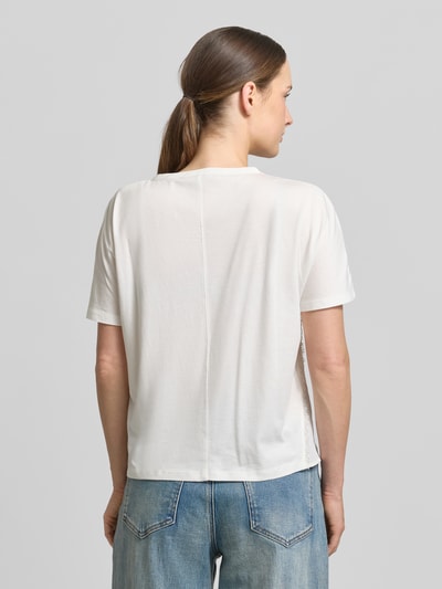 Frauenmodel trägt Relaxed Fit Bluse mit Zierbesatz von Luisa Cerano in Weiß, kurzärmelig, runder Ausschnitt, lockere Struktur, Ganzkörperansicht Rückansicht.
