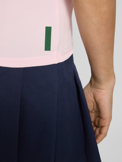 Kobieta nosi Slim Fit Sport Tank Top mit Label Patch od Lacoste Sport w jednolitym różowym kolorze, jersey-stretch; zbliżenie na talię.