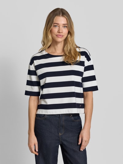 Vrouwenmodel draagt Sweatshirt mit 1/2-Arm und Rundhalsausschnitt van monari, katoenmix, loose fit, ronde hals, halflange mouw, labeldetail, wit en donkerblauw gestreept, vooraanzicht bovenlichaam