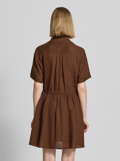Vrouwenmodel draagt Ausgestelltes Freizeitkleid aus reinem Leinen van Tommy Hilfiger, look: effen, uitlopend, V-hals, overhemdkraag, korte mouw, minilengte, logostitching, materiaal: linnen. Ganzkörperansicht Rückansicht.