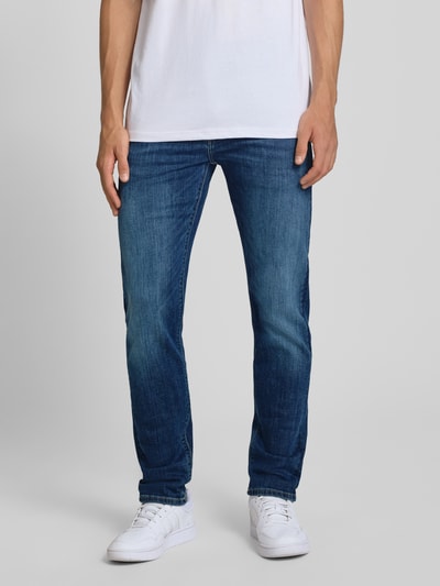 Männermodel trägt Slim Fit Jeans aus Baumwoll-Mix Modell 'HATCH' von Pepe Jeans in Denim-Optik mit Kontrastnähten, Ganzkörperansicht von vorne.