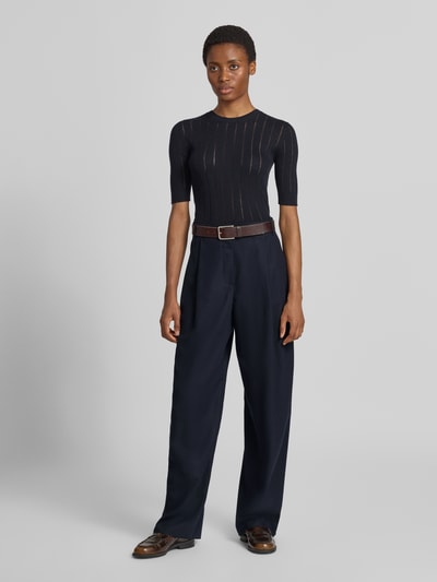 Frauenmodel trägt Bundfaltenhose aus Schurwoll-Mix von Emporio Armani, Regular Fit, dunkelblau, glatte Textur, Ganzkörperansicht von vorne.