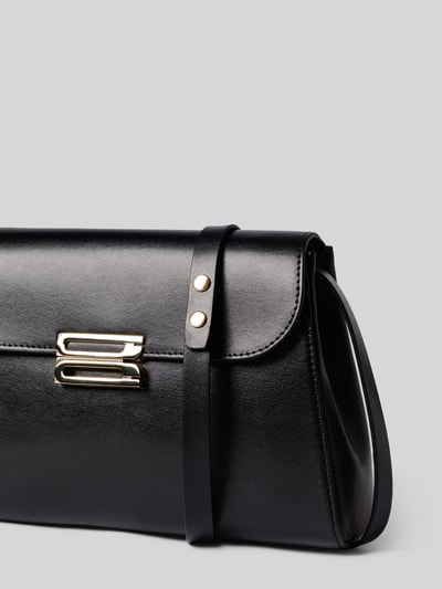 Produktfoto, schwarze Crossbody Bag mit Klickverschluss von Victoria Beckham, goldene Details, glatte Oberfläche, Ziernähte, Steckfach innen, schmaler Schulterriemen, 25x18x6 cm, Hauptfach mit Überschlag, Label-Details