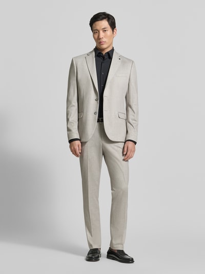 Mannenmodel draagt Slim Fit 2-knoops colbert met klepzakken model 'Nick' van Zuitable in lichte beige tint, materiaalmix met katoen, reverskraag, ruglengte maat 50: 71 cm, schouderbreedte: 45 cm, mouwlengte: 67 cm, geheellichaamsvooraanzicht.