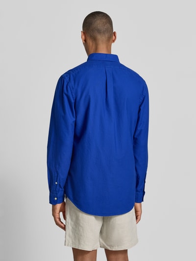 Männermodel trägt Regular Fit Freizeithemd aus reiner Baumwolle von Polo Ralph Lauren in kräftigem Blau, Ganzkörperansicht Rückansicht.