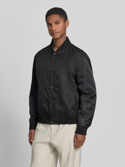 Męski model nosi bluzon Relaxed Fit Blouson model 'H-COVER' od BOSS, efekt: jednolity kolor, aplikacja z logo, listwa guzikowa, wpuszczane kieszenie, kieszeń wewnętrzna, prążkowane zakończenie rękawów i wykończenie, Ganzkörperansicht von vorne.