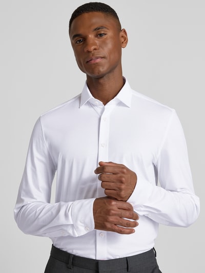 Männermodel trägt Body Fit Business-Hemd mit Knopfleiste von OLYMP Level Five, weiß, Baumwoll-Elasthan-Mix, Nahaufnahme Oberkörper.