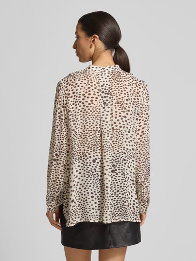 Kobiece modelka ma na sobie bluzkę Relaxed Fit Bluse aus reiner Viskose Modell 'Canapa' od Marella, kremowa w ciemne kropki, dłuższy tył, wiskoza, długie rękawy, sportowe mankiety, stójka z obszyciem falbanami, listwa guzikowa z falbaną, widoczne tekstury materiału, widok całej sylwetki z tyłu, długość tyłu 68 cm, długość rękawów 60 cm dla rozmiaru 36.