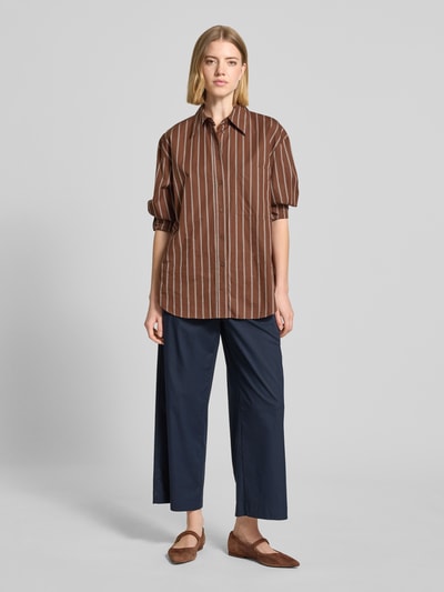 Frauenmodel trägt Regular Fit Culotte aus Baumwoll-Mix von Brax, Optik: Unifarben, Passform: Regular-Fit, Länge: Cropped, Bundabschluss: Tunnelzug, Material: Baumwoll-Mix, Ganzkörperansicht von vorne.