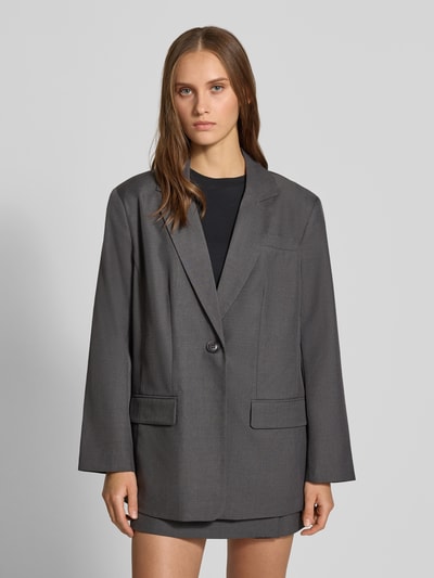 Frauenmodel trägt grauen Loose Fit Longblazer mit Reverskragen Modell 'LINDA' von ONLY, Damen Longblazer, Ganzkörperansicht von vorne.
