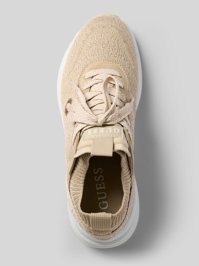 Produktfoto, beżowe sneakersy z detalem z logo, zaokrąglony krój, model 'Mildrid' od Guess, wiązanie, wysokość obcasa w rozmiarze 40: 5 cm, wysokość cholewki w rozmiarze 40: 8 cm, szerokość w rozmiarze 40: 6 cm, powierzchnia z dzianiny, biała podeszwa