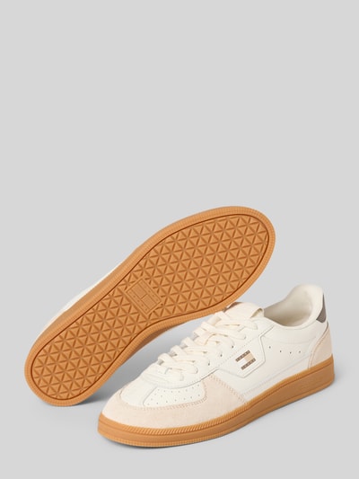 Produktfoto, Low Top Sneaker mit echtem Rindsleder von Tommy Jeans in Two-Tone-Optik, runde Schuhspitze, flache Absatzform, Label-Applikation, Schnürung, Materialverarbeitung aus Velours, Herren