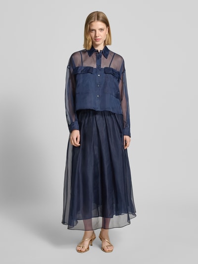 Frauenmodel trägt Ausgestellt Maxi-Rock aus reiner Seide Modell 'VISINO' von Weekend Max Mara, Optik: Unifarben, Semitransparent, Maxi-Länge, Bundabschluss: Elastisch, Unterrock, Material: Reine Seide, Ganzkörperansicht von vorne
