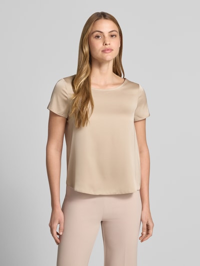 Frauenmodel trägt Blusenshirt mit Rundhalsausschnitt und abgerundetem Saum von Rinascimento, Beige, glatter Material-Mix, Loose Fit, Ganzkörperansicht von vorne.