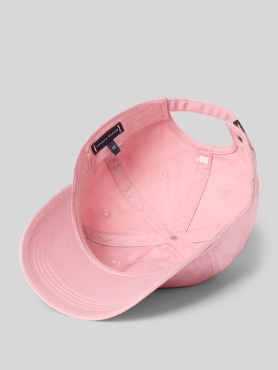 Produktfoto, Basecap aus reiner Baumwolle von Tommy Hilfiger in Optik: Unifarben mit Logo-Stitching, Riegel-Verschluss, Materialverarbeitung: Denim