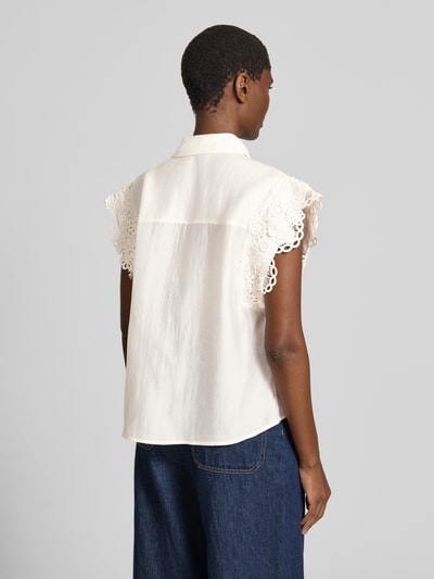 Frauenmodel trägt Blusentop aus Lyocell-Mix mit Spitze Modell 'MOLLY' von Copenhagen Muse in Creme, florale Details, Rückenansicht, Ganzkörperansicht Rückansicht.