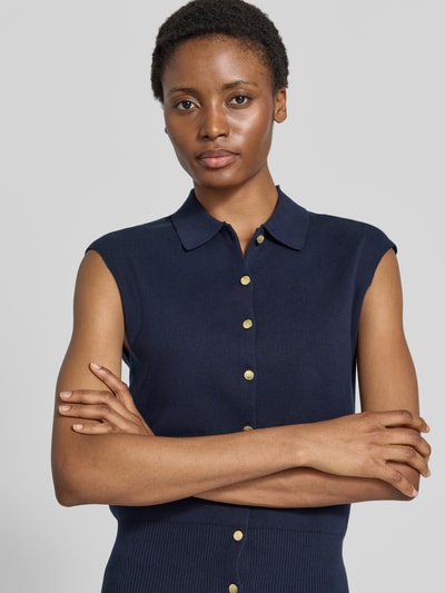 Frauenmodel trägt Relaxed Fit Weste aus Baumwoll-Mix von Tommy Hilfiger in Dunkelblau mit goldfarbenen Knöpfen, Nahaufnahme Oberkörper, Damen Weste von Tommy Hilfiger.