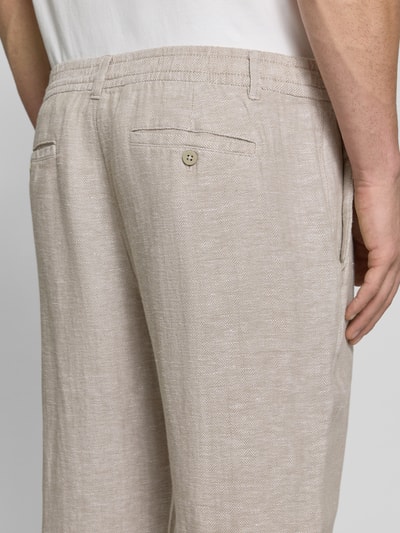 Männermodel trägt Cropped Hose aus Leinen-Baumwoll-Mix von JAKE*S STUDIO MEN im Allover-Look mit Eingrifftaschen, Detailaufnahme Rückansicht.
