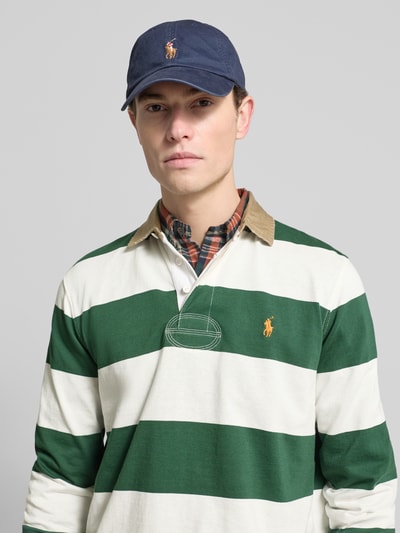 Männermodel trägt Sweatshirt mit Label-Stitching von Polo Ralph Lauren, grün-weiß gestreift, Polokragen, Reine Baumwolle, Regular-Fit, Nahaufnahme Oberkörper.