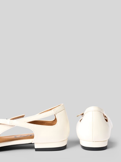 Produktfoto, Ballerinas mit Cut Outs Modell 'BIABARI' von BIANCO in cremefarbener spitz zulaufender Form mit Riemen und Dornschließe, flacher Absatz, leicht strukturierte Sohle, Absatzhöhe: 2 cm, Schafthöhe: 7 cm, Schaftweite: 5 cm.