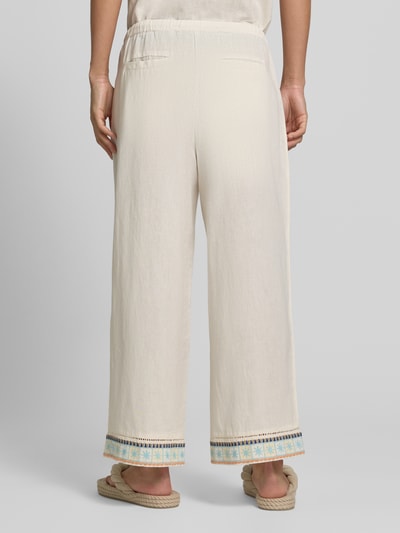 Vrouwenmodel draagt Culotte aus Leinen-Baumwoll-Mix mit Eingrifftaschen van Jake*s Casual, lichtbeige kleur, soepel en elastisch met koordsluiting, wijde fit, Franse steekzakken, detailborduursel aan zoom, detailopname van achteraan.