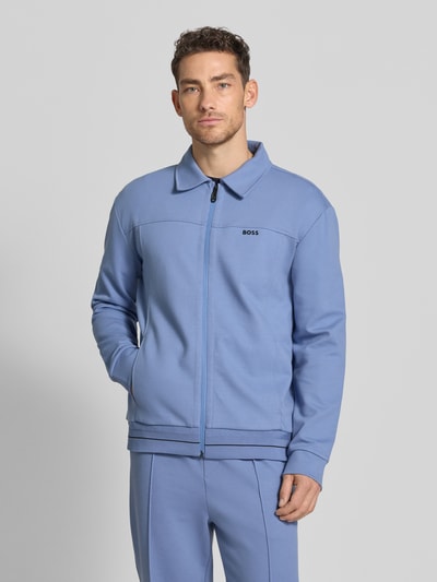 Männermodel trägt Regular Fit Sweatjacke aus Baumwoll-Mix Modell 'SW_Member' von BOSS Green in Hellblau mit Reißverschluss, Ganzkörperansicht von vorne.