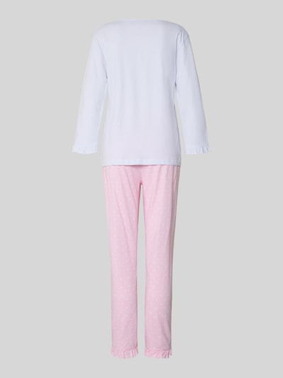 Frauenmodel trägt Pyjama aus reiner Baumwolle Modell 'Lieblingshase' von LOUIS & LOUISA in Weiß und Rosa mit Rüschen und Zierschleife, Ganzkörperansicht Rückansicht.