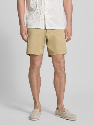 Männermodel trägt Shorts mit französischen Eingrifftaschen von GAP in Beige, Baumwoll-Mix mit Stretch-Anteil, Straight Fit, Ganzkörperansicht von vorne.