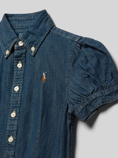 Mädchen trägt Tailliertes Jeanskleid aus reiner Baumwolle von Polo Ralph Lauren Teens, Optik: Unifarben, Nahaufnahme Oberkörper.