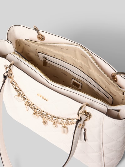 Produktfoto, kremowa torebka na ramię z łańcuszkiem, model 'LIBBY NOEL TOTE' od Guess, Szerokość w rozmiarze 1: 34 cm, długość 26 cm, głębokość 11 cm, długość paska 58 cm, ozdobna aplikacja z logo, zapięcie na zamek, wykończenie pikowane, delikatna faktura