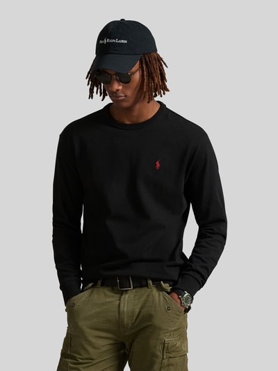 Męski model nosi Bluzka z długim rękawem mit Label-Stitching von Polo Ralph Lauren, bawełna, krój regular fit, prążkowane wykończenia, okrągły dekolt, długość tyłu w rozmiarze M: 68 cm, widok całej sylwetki z przodu.