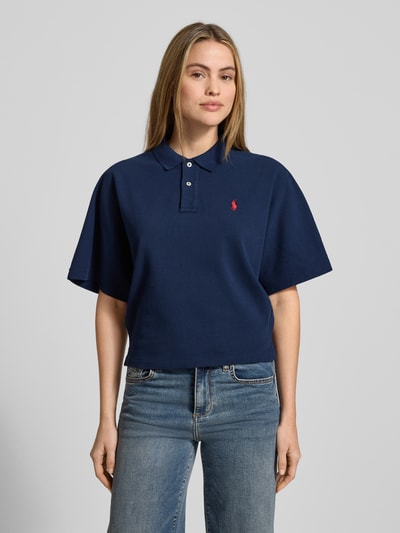 Modelka kobieca nosi Boxy Fit Poloshirt mit Label-Stitching von Polo Ralph Lauren w kolorze granatowym, bawełna, widok całej sylwetki z przodu.