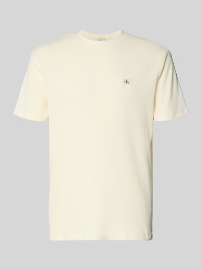Produktfoto, Regular Fit T-Shirt mit Logo-Patch von Calvin Klein Jeans aus Baumwoll-Mix in Creme, Strukturmuster, Rundhalsausschnitt, Rückenlänge bei Größe M 68 cm.