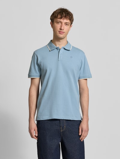 Männermodel trägt Regular Fit Poloshirt mit Logo-Stitching Modell 'Hedin' von Blend aus reiner Baumwolle, Kurzärmelig, Ganzkörperansicht von vorne.